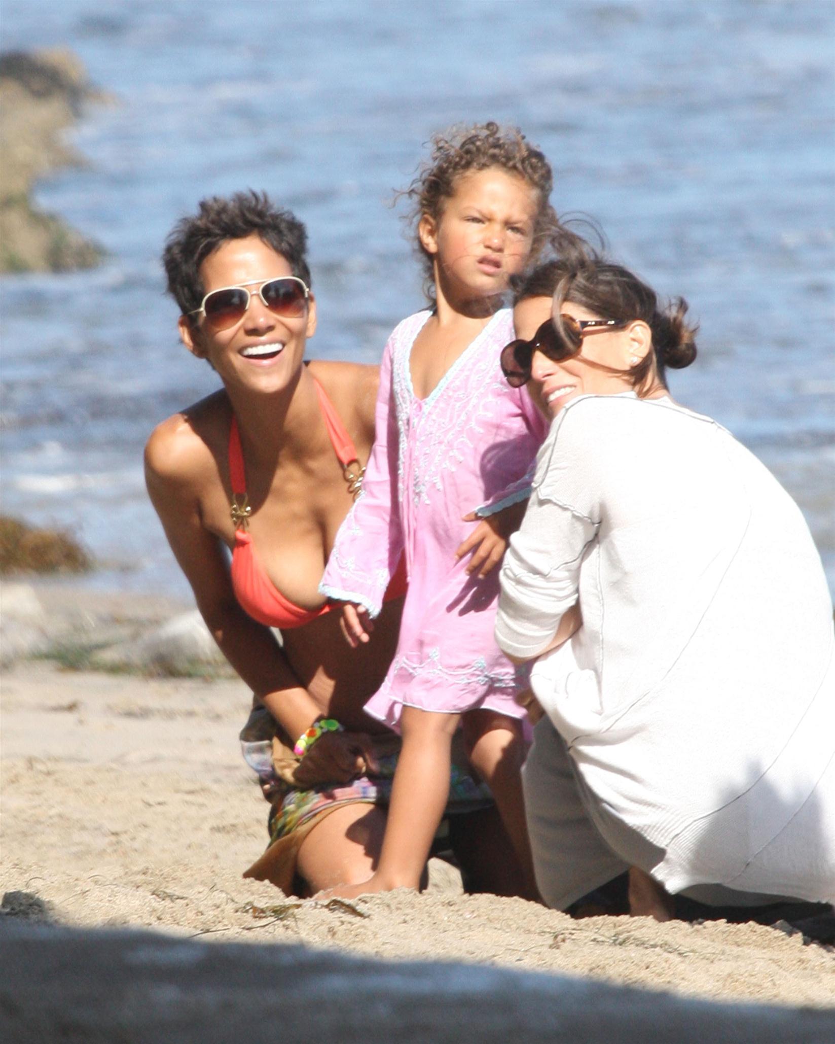 Halle Berry spends her 45th birthday on Malibu Beach photos | Picture 59773